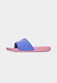 Μονό ροζ σανδάλι με γαλάζιο λουρί που διαθέτει λευκό λογότυπο Puma και ροζ σιλουέτα πούμα σε απλό λευκό φόντο.