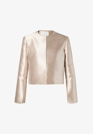 Jaqueta satin curta em bege claro com gola redonda, mangas longas e fecho à frente; textura suave e design minimalista.