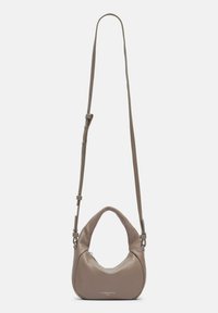 Piccola borsa a spalla in morbido cuoio taupe chiaro, forma curva, tracolla regolabile, manico superiore, chiusura con zip e logo del marchio a rilievo sulla parte frontale.