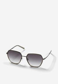 Okulary przeciwsłoneczne z ośmiokątną oprawką, metaliczne brązowe z gradientowymi szarymi szkłami, z przezroczystymi poduszkami nosowymi i cienkimi zausznikami.