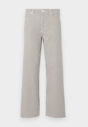 Pantalons larges à rayures en tissu léger. Caractéristiques : rayures verticales noires et blanches, une taille élastique, et cinq poches.