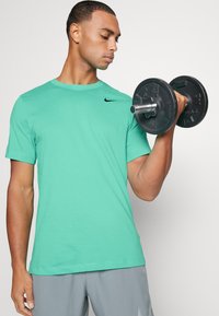 Nike Performance TEE CREW SOLID - T-shirt desportiva - light menta/black