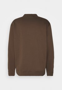 Brun svetttröja med flat krage, långa ärmar, ribbade mudd och nederkant. Slät textur med en enkel, enfärgad design.