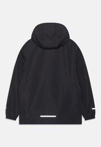 Schwarze Kapuzenjacke mit elastischen Bündchen, glatter Textur und reflektierenden Akzenten an Ärmeln und Rücken für bessere Sichtbarkeit.