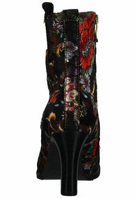 Stivaletto alla caviglia in tessuto nero con motivo floreale, dotato di una zip decorativa sul retro e un tacco lucido nero, caratterizzato da cuciture e texture intricate.