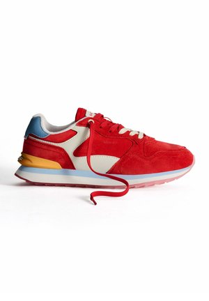 Trainers - red