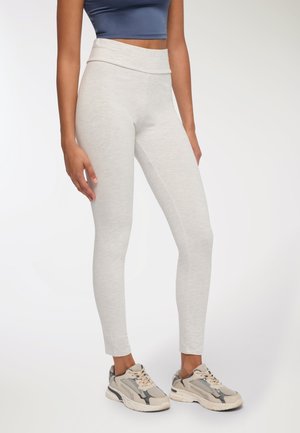Leggings grigi chiari con un alto punto vita, realizzati in un tessuto morbido. Il design presenta una silhouette aderente e una texture liscia.