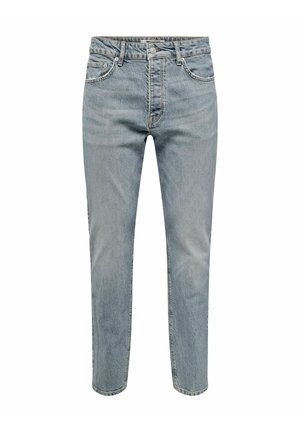 Jeans en denim bleu clair avec une coupe droite, un design à cinq poches et une finition légèrement délavée, dotés d'une fermeture à bouton métallique et de passants de ceinture.