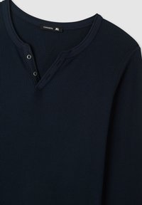 Maglia a maniche lunghe in maglia a nido d'ape blu navy con scollo henley a due bottoni, texture morbida e orlo piatto. Etichetta taglia: XL.