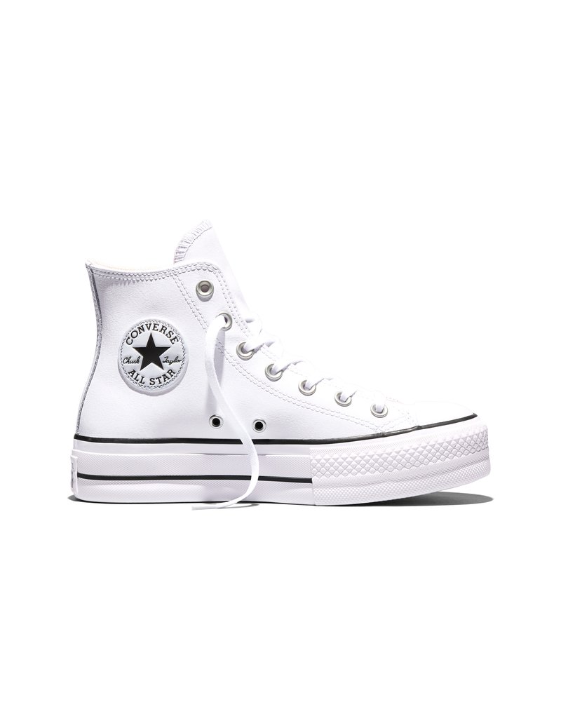 Bijela Converse All Star tenisica visokog kroja s crnim logotipom, metalnim otvora za vezice i raspuštenim vezicama na bijeloj pozadini.