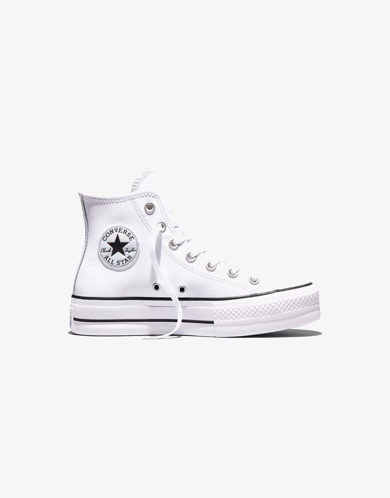 Vita höga Converse All Star-sneakers med svart logopatch, metalleyelets och lössläppt snörning på vit bakgrund.