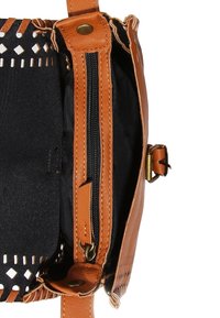 Braune Lederhandtasche mit schwarzem Stoffinnenfutter, ausgestattet mit einem Reißverschlusstasche, gesteppten Akzenten und einem Ausschnitt-Design am oberen Rand.