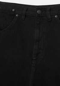 Sorte denimjeans med høj talje, forlommer, bæltestropper og lukning med metalknap.