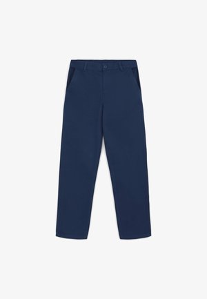 Pantaloni blu navy con vestibilità regolare, chiusura con bottone e tasche anteriori. Realizzati in tessuto liscio e resistente.