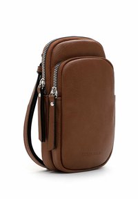 Borsa a tracolla in pelle marrone con due scomparti con cerniera, hardware in argento e una texture liscia. Presenta una tasca laterale e una tracolla regolabile.