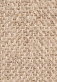 Natürlich gewebter Stoff in hellbeigen Tönen, mit einer strukturierten Oberfläche, die aus verflochtenen Fasern besteht und sanfte Farbnuancen aufweist.