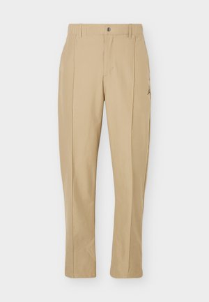 Μπεζ παντελόνια με ίσιο κόψιμο, θηλιές για ζώνη, μπροστινό κουμπί, φερμουάρ, πλαϊνές τσέπες και διακριτικό λογότυπο στο δεξί μηρό.