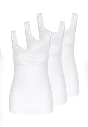 Trois camisoles blanches sans manches avec des détails en dentelle sur la poitrine et les bretelles, disposées en rangée diagonale sur un fond blanc.