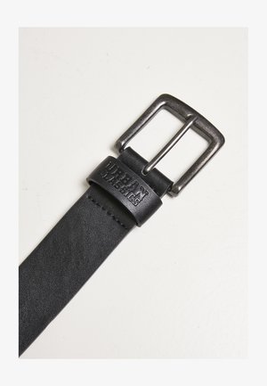 Schwarzer Leder Gürtel mit einer Metall-Schnalle mit gebürsteter Oberfläche. Der Riemen hat eine strukturierte Oberfläche und ein geprägtes Logo.