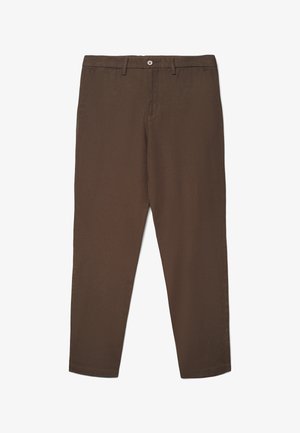 Pantalon marron à jambes droites avec passants pour ceinture, fermeture par bouton, poches latérales et design épuré et ajusté.