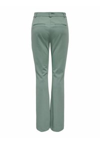 Pantalon vert sur mesure en tissu lisse, doté d'une coupe droite et de deux poches arrière avec des accents subtils.