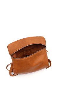 Smeđi kožni ruksak s zatvaračem na zip, s prostranim, nezapremninjenim unutrašnjim dijelom i podešivim trakama. Glatka tekstura i minimalistički dizajn.