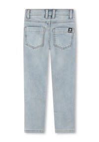 Jeans in denim azzurro chiaro con vestibilità slim, cinque tasche e cuciture in contrasto. Presenta un patch con il logo sulla tasca posteriore.