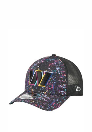Casquette noire avec un motif éclaboussé coloré, dos en maille et un logo brodé en 3D avec des accents bleus, roses et jaunes à l'avant.