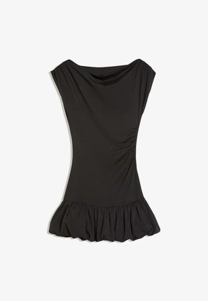 Fekete ujjatlan ruha hajónyakkivágással és fodros szegéllyel, finom oldalsó redőzéssel a testhezálló sziluettért.