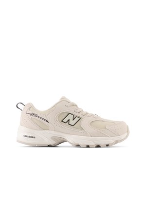 Beżowy but sportowy New Balance 530 z siateczkowymi panelami, sznurowadłami i amortyzującą podeszwą ABZORB, pokazany z boku na białym tle.