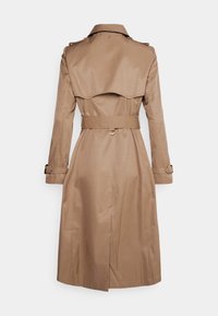 Hnědý trenčkot s páskem v pase, dvouřadým designem a charakteristickým detailem na zadní části. Hladká látka a přiléhavý střih.