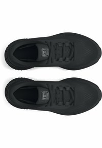 Schwarze Sportschuhe mit einem strukturierten Mesh-Obermaterial, Schnürdesign, gepolstertem Kragen und gedämpfter Sohle. Logo auf der Zunge angebracht.