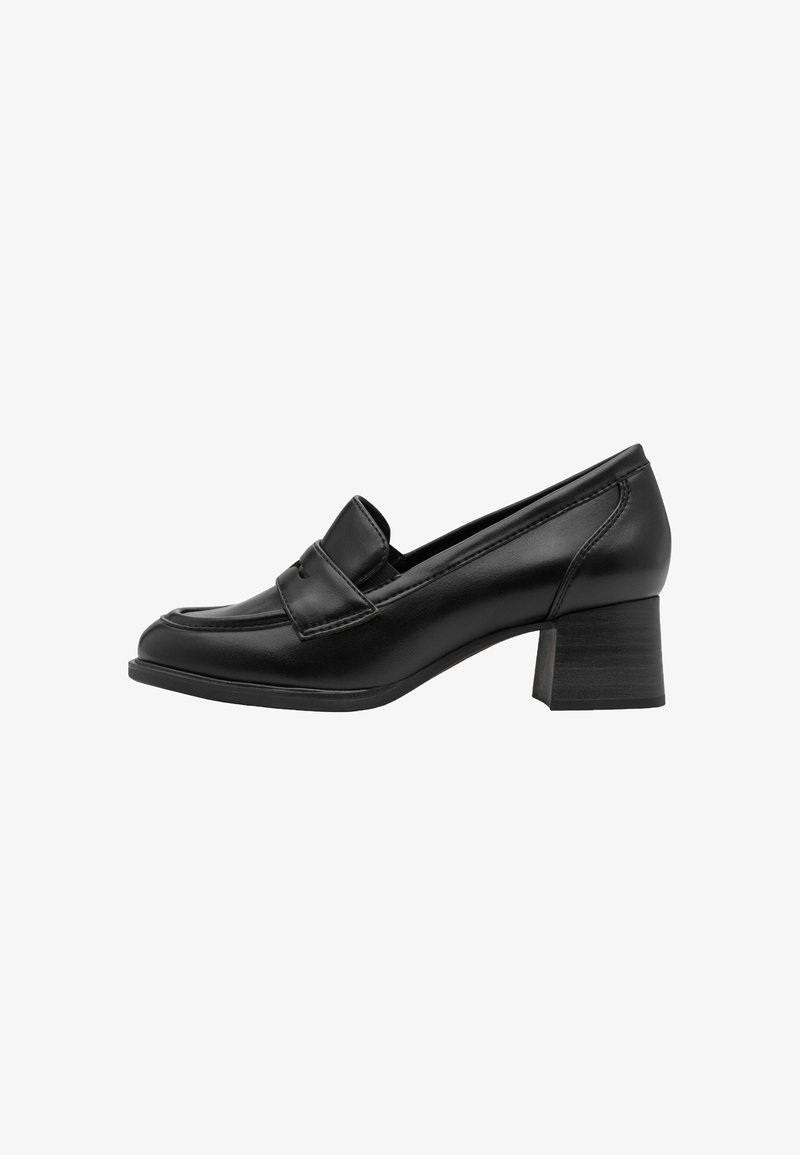 Mocassin femme en cuir noir avec bout carré, petit talon bloc et détail de bride sur le cou-de-pied.