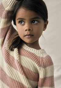 Maglione lavorato a maglia con ampie strisce rosa e crema, scollo rotondo, motivo a maglia testurizzato e spalle scese.