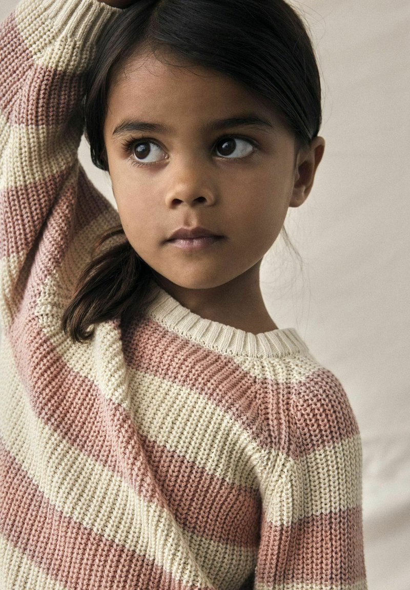 Maglione lavorato a maglia con ampie strisce rosa e crema, scollo rotondo, motivo a maglia testurizzato e spalle scese.