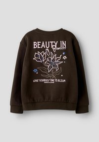 Sudadera marrón con bordado floral en rosa y azul, con texto que dice "Belleza en la simplicidad" y "Date tiempo para florecer."