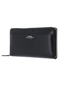 Portefeuille en cuir noir avec une texture lisse, fermeture zippée et un logo argenté sur le devant. Présente un profil mince et des emplacements pour cartes.