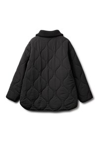 Černá prošívaná bunda s vysokým límcem, která má texturovaný vlnitý vzor a kleslé ramena, vyrobená z měkkého, polstrovaného materiálu.