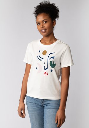 Weißes kurzärmliges T-Shirt mit einem grafischen Design abstrakter Gesichtszüge in verschiedenen Farben, darunter Blau, Rot, Grün und Braun.
