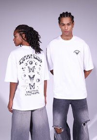 YOURTURN UNISEX - T-shirts med print - off-white