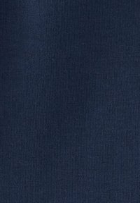Tessuto blu navy con una superficie liscia e un pattern di maglia uniforme, caratterizzato da un aspetto omogeneo senza variazioni significative.
