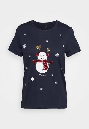 T-shirt blu navy con un design di un pupazzo di neve in paillettes, sciarpa rossa e cuffie a forma di cuore, circondato da fiocchi di neve bianchi e testo.