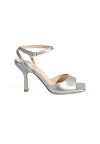 Silberne, metallische High-Heelsandalen mit quadratischer Zehenpartie und schmalem Knöchelriemen, die eine glatte Textur und ein minimalistisches Design aufweisen.