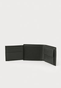 Μαύρο δερμάτινο πορτοφόλι με τρεις θήκες καρτών και ξεχωριστό τσεπάκι για κέρματα, με λείο υφή και μινιμαλιστική σχεδίαση.