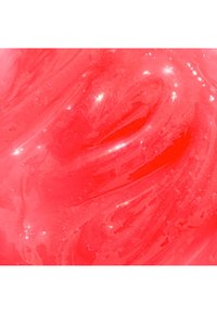 Błyszczący, jasnoczerwony żel o gładkiej, wirującej teksturze z drobnymi bąbelkami, odbijający punkty świetlne na swojej powierzchni.