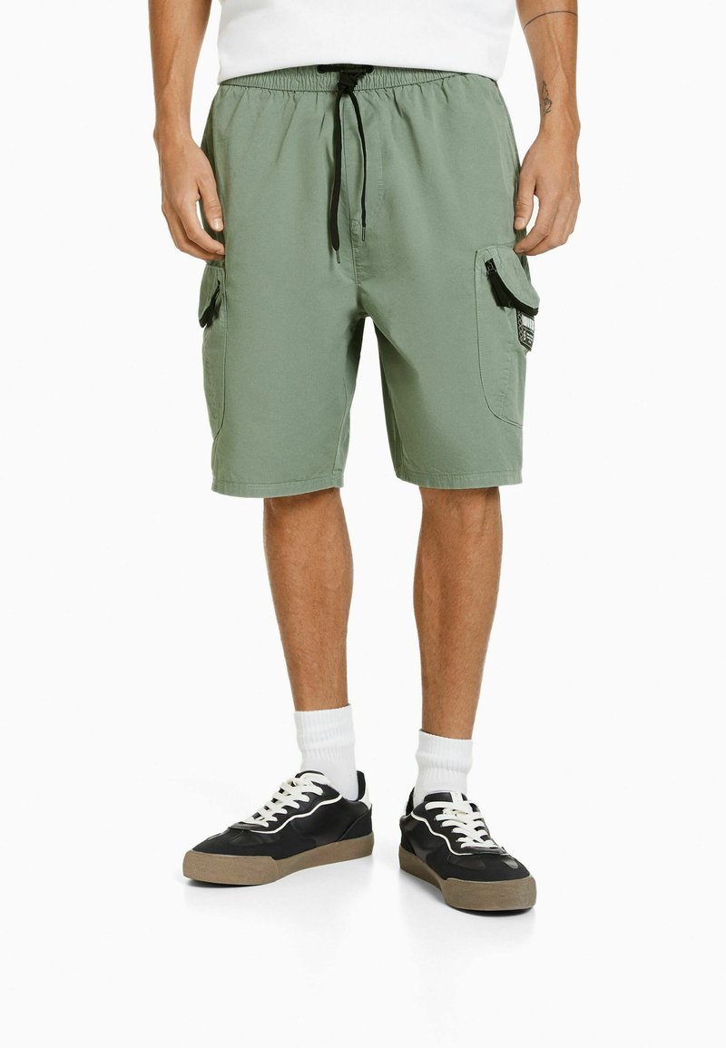 Bershka CARGO BERMUDA Shorts light green/hellgrün Zalando.de