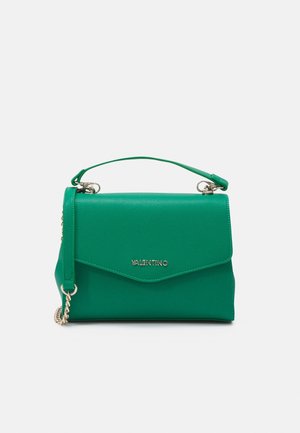 Bolso de cuero verde Valentino con asa superior y correa de cadena, cierre con solapa frontal y logo en tono dorado sobre fondo liso.