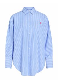 Chemise bleu clair à manches longues avec des rayures verticales blanches, devant boutonné, ourlet arrondi et petit logo en forme de cœur rouge sur le côté gauche de la poitrine.