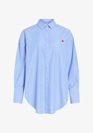 Šviesiai mėlyna ilgomis rankovėmis marškiniai su baltomis vertikaliomis juostomis, sagomis užsegama priekyje, apvaliu apvadu apačioje ir mažu raudonu širdies logotipu kairėje krūtinės pusėje.