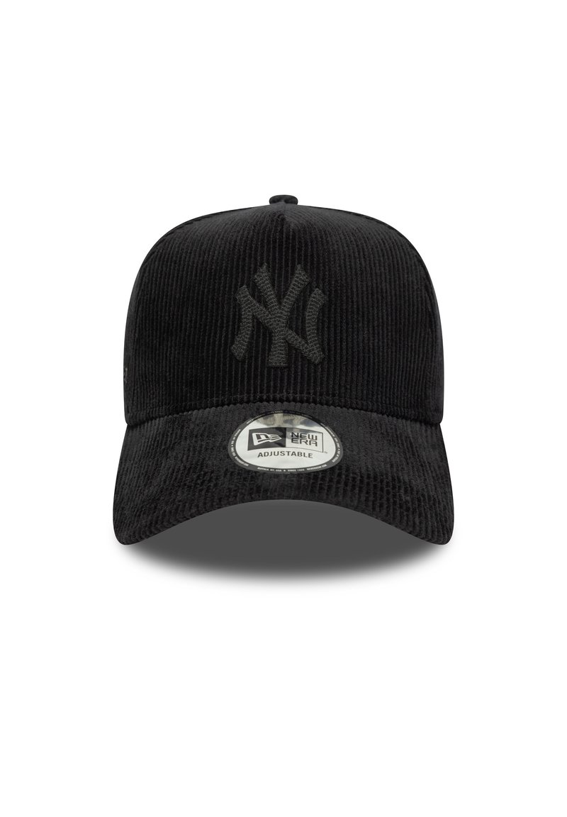 Fekete kordbársonyos baseball sapka fekete NY hímzett logóval az elülső részen, állítható pánttal és lekerekített napellenzővel.